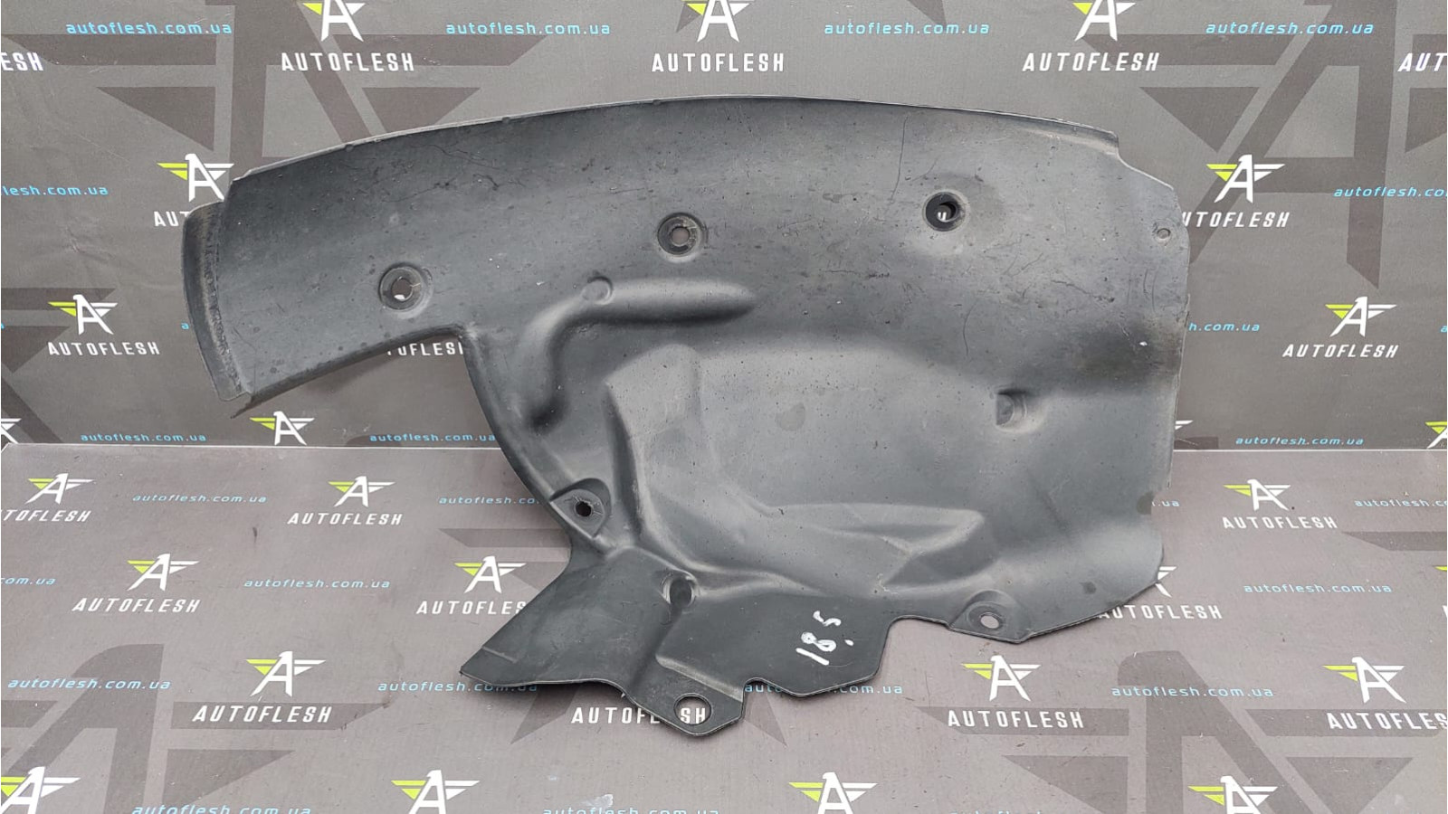 Подкрылок передний левый 8200136725 Renault Scenic 2 бу